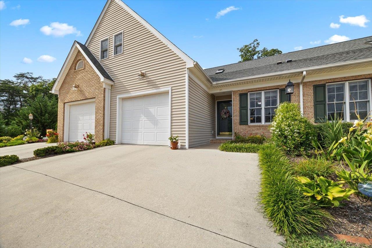 35 HICKORY NUT LN, STAUNTON, Virginia 24401, 3 Bedrooms Bedrooms, ,2 BathroomsBathrooms,Residential,35 HICKORY NUT LN,664308 MLS # 664308