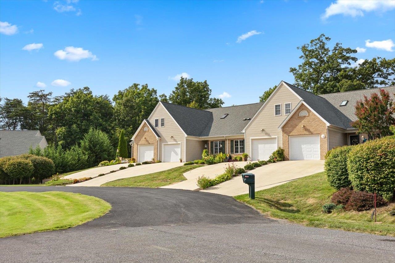 35 HICKORY NUT LN, STAUNTON, Virginia 24401, 3 Bedrooms Bedrooms, ,2 BathroomsBathrooms,Residential,35 HICKORY NUT LN,664308 MLS # 664308