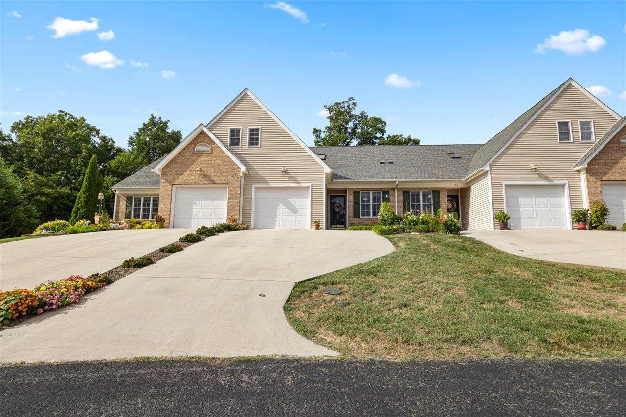 35 HICKORY NUT LN, STAUNTON, Virginia 24401, 3 Bedrooms Bedrooms, ,2 BathroomsBathrooms,Residential,35 HICKORY NUT LN,664308 MLS # 664308