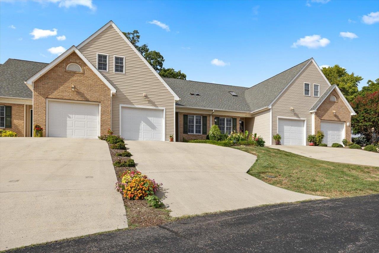 35 HICKORY NUT LN, STAUNTON, Virginia 24401, 3 Bedrooms Bedrooms, ,2 BathroomsBathrooms,Residential,35 HICKORY NUT LN,664308 MLS # 664308