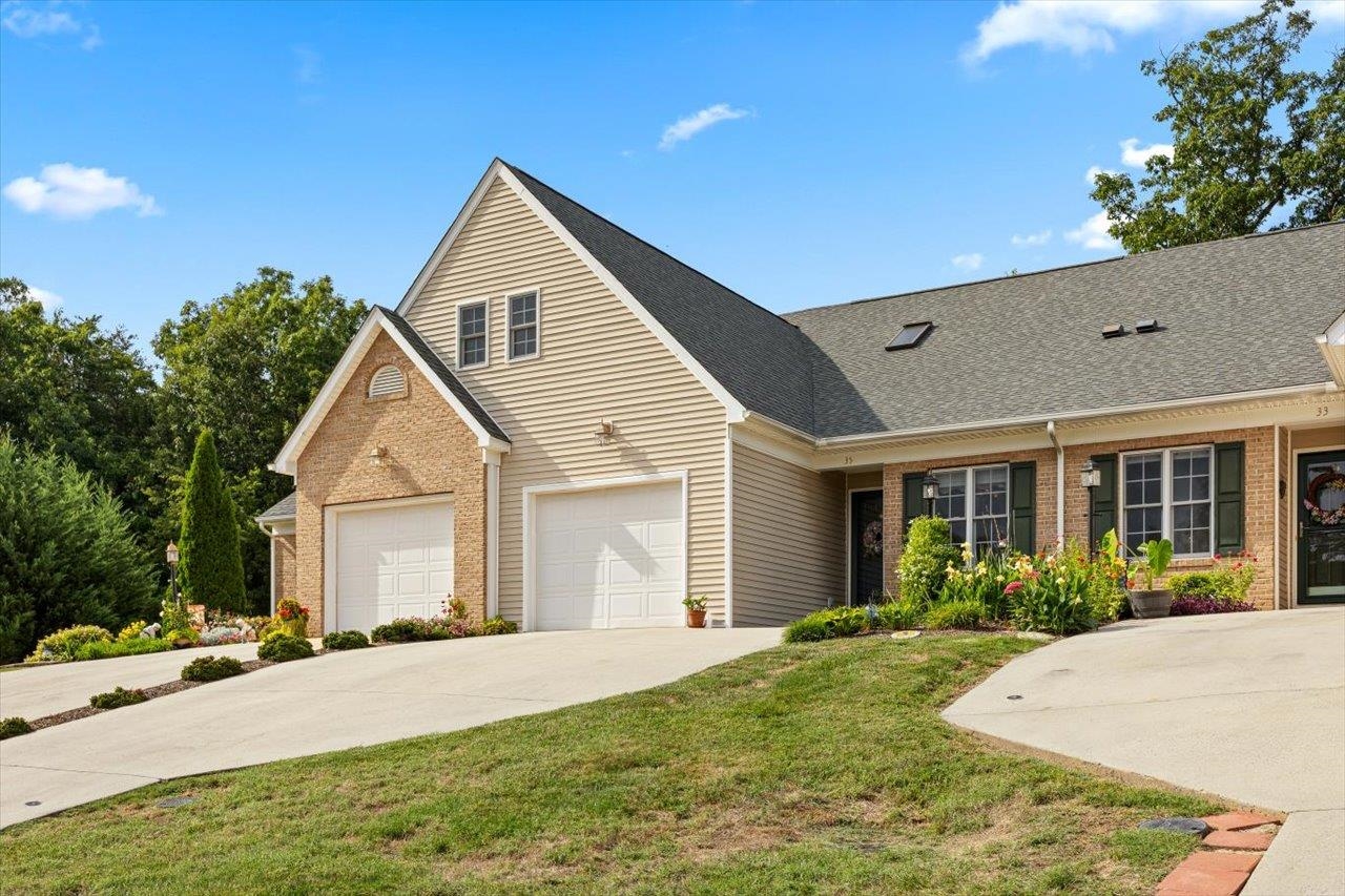 35 HICKORY NUT LN, STAUNTON, Virginia 24401, 3 Bedrooms Bedrooms, ,2 BathroomsBathrooms,Residential,35 HICKORY NUT LN,664308 MLS # 664308