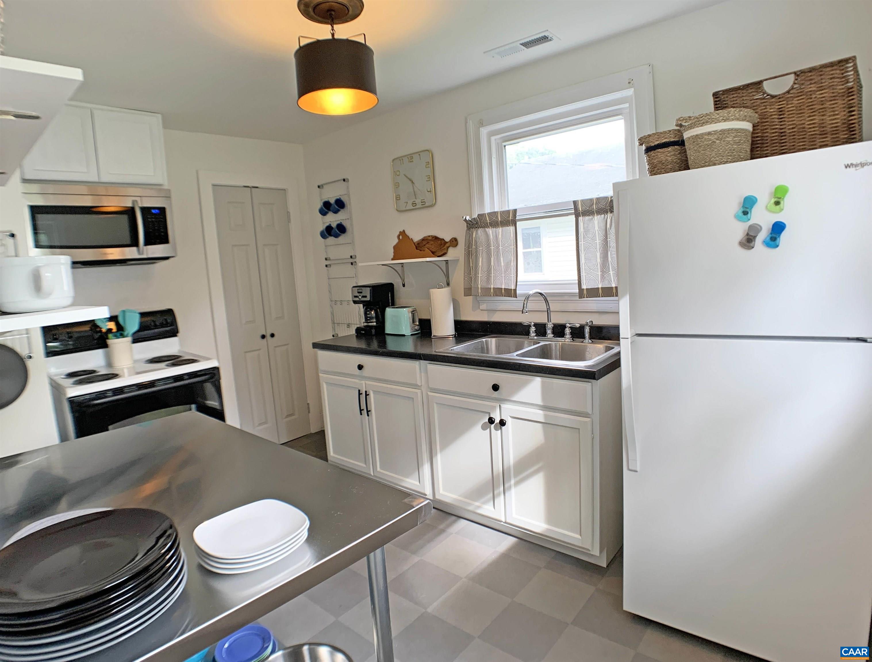 239 SHAMROCK RD, CHARLOTTESVILLE, Virginia 22903, 2 Bedrooms Bedrooms, ,1 BathroomBathrooms,Residential,239 SHAMROCK RD,664322 MLS # 664322