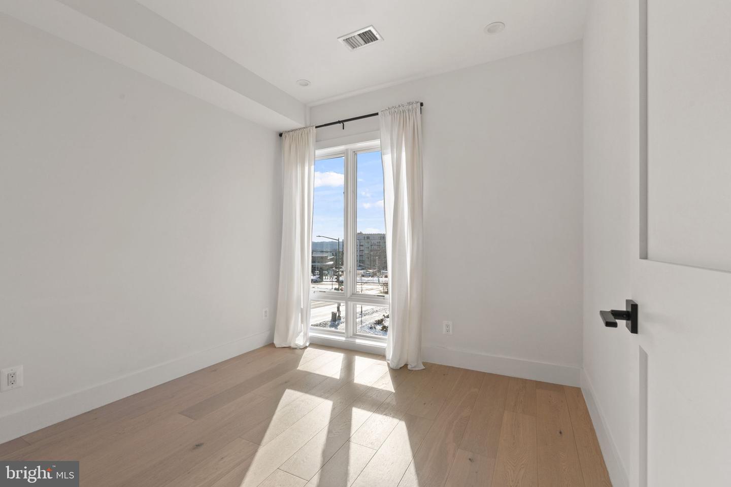 1658 K ST NE #5, WASHINGTON, District Of Columbia 20002, 2 Bedrooms Bedrooms, ,2 BathroomsBathrooms,Residential,For sale,1658 K ST NE #5,DCDC2199232 MLS # DCDC2199232