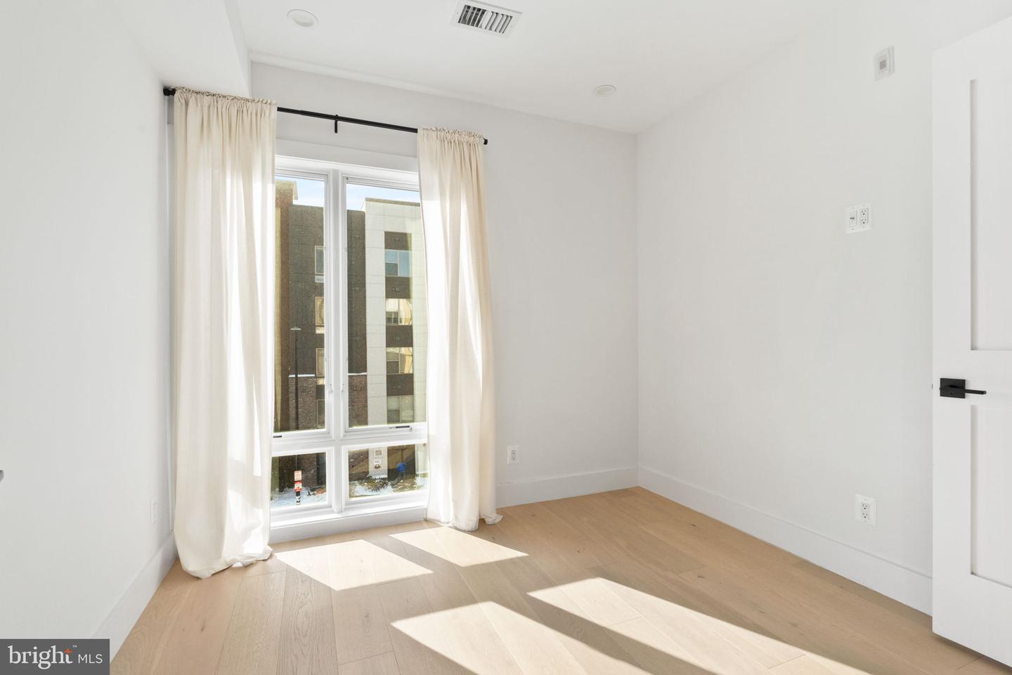 1658 K ST NE #5, WASHINGTON, District Of Columbia 20002, 2 Bedrooms Bedrooms, ,2 BathroomsBathrooms,Residential,For sale,1658 K ST NE #5,DCDC2199232 MLS # DCDC2199232