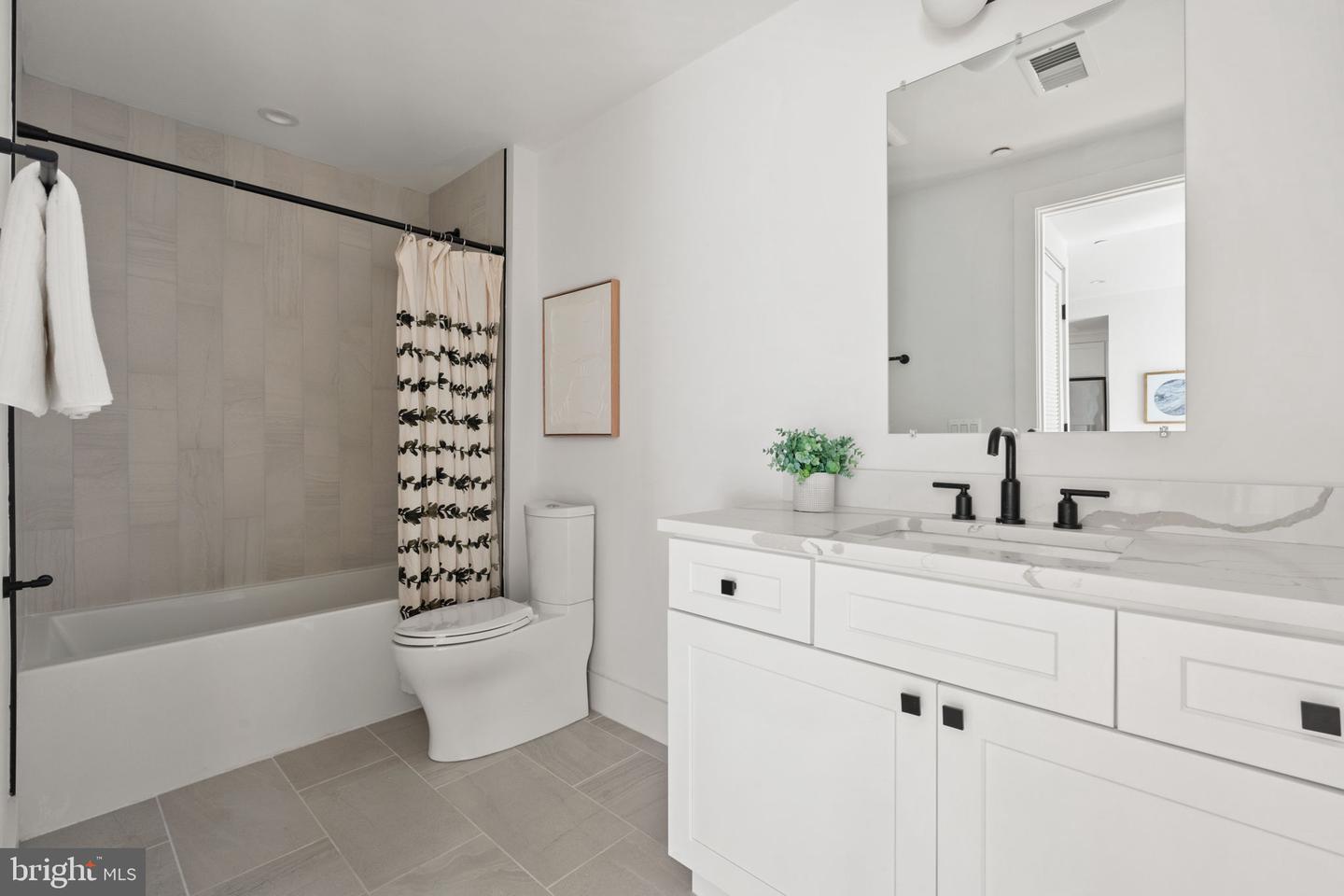 1658 K ST NE #5, WASHINGTON, District Of Columbia 20002, 2 Bedrooms Bedrooms, ,2 BathroomsBathrooms,Residential,For sale,1658 K ST NE #5,DCDC2199232 MLS # DCDC2199232