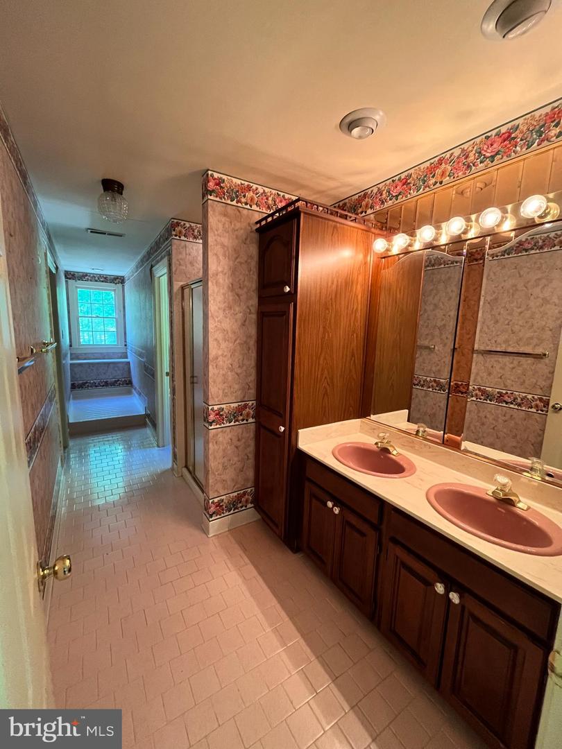 7808 HILL HOUSE CT, FAIRFAX STATION, Virginia 22039, 6 Bedrooms Bedrooms, ,4 BathroomsBathrooms,Residential,For sale,7808 HILL HOUSE CT,VAFX2238972 MLS # VAFX2238972