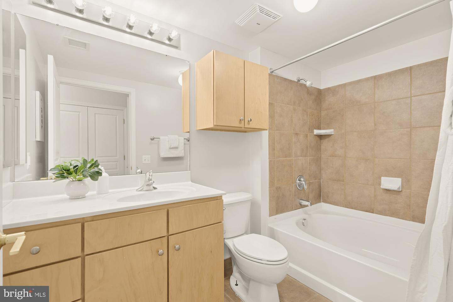 616 E ST NW #447, WASHINGTON, District Of Columbia 20004, 2 Bedrooms Bedrooms, ,2 BathroomsBathrooms,Residential,For sale,616 E ST NW #447,DCDC2199340 MLS # DCDC2199340