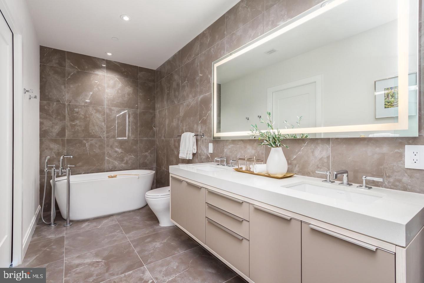 1427 RHODE ISLAND AVE NW #301, WASHINGTON, District Of Columbia 20005, 2 Bedrooms Bedrooms, ,2 BathroomsBathrooms,Residential,For sale,1427 RHODE ISLAND AVE NW #301,DCDC2193952 MLS # DCDC2193952