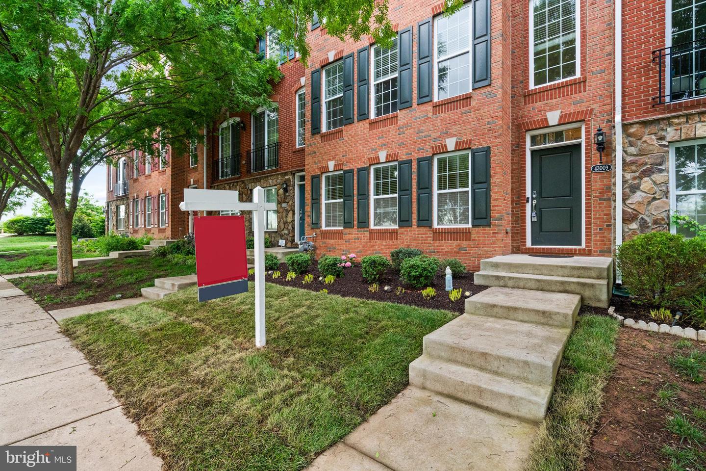 43009 SOUTHVIEW MANOR DR, ASHBURN, Virginia 20148, 4 Bedrooms Bedrooms, ,3 BathroomsBathrooms,Residential,For sale,43009 SOUTHVIEW MANOR DR,VALO2093274 MLS # VALO2093274