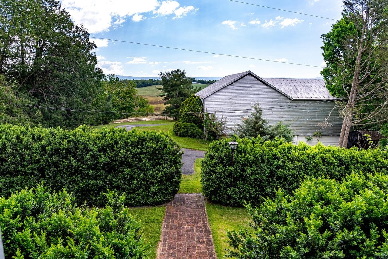 2860 UPHILL DR, BROADWAY, Virginia 22815, 4 Bedrooms Bedrooms, ,2 BathroomsBathrooms,Residential,Estate of Claranell W Robin,2860 UPHILL DR,664330 MLS # 664330