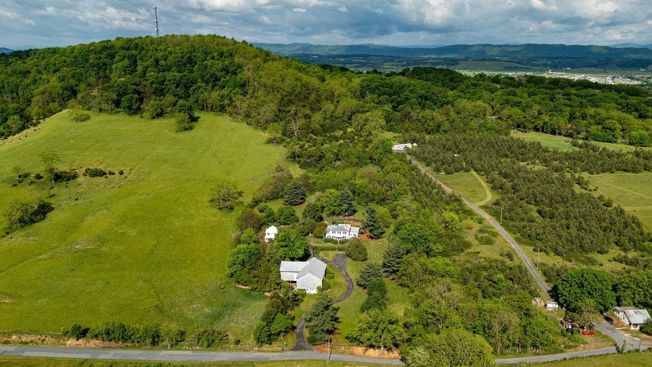 2860 UPHILL DR, BROADWAY, Virginia 22815, 4 Bedrooms Bedrooms, ,2 BathroomsBathrooms,Residential,Estate of Claranell W Robin,2860 UPHILL DR,664330 MLS # 664330