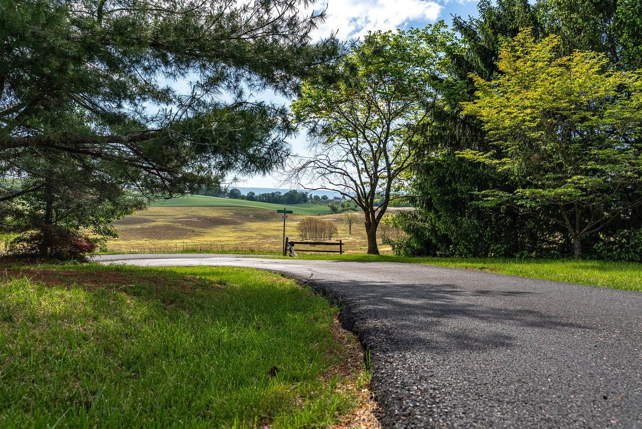 2860 UPHILL DR, BROADWAY, Virginia 22815, 4 Bedrooms Bedrooms, ,2 BathroomsBathrooms,Residential,Estate of Claranell W Robin,2860 UPHILL DR,664330 MLS # 664330