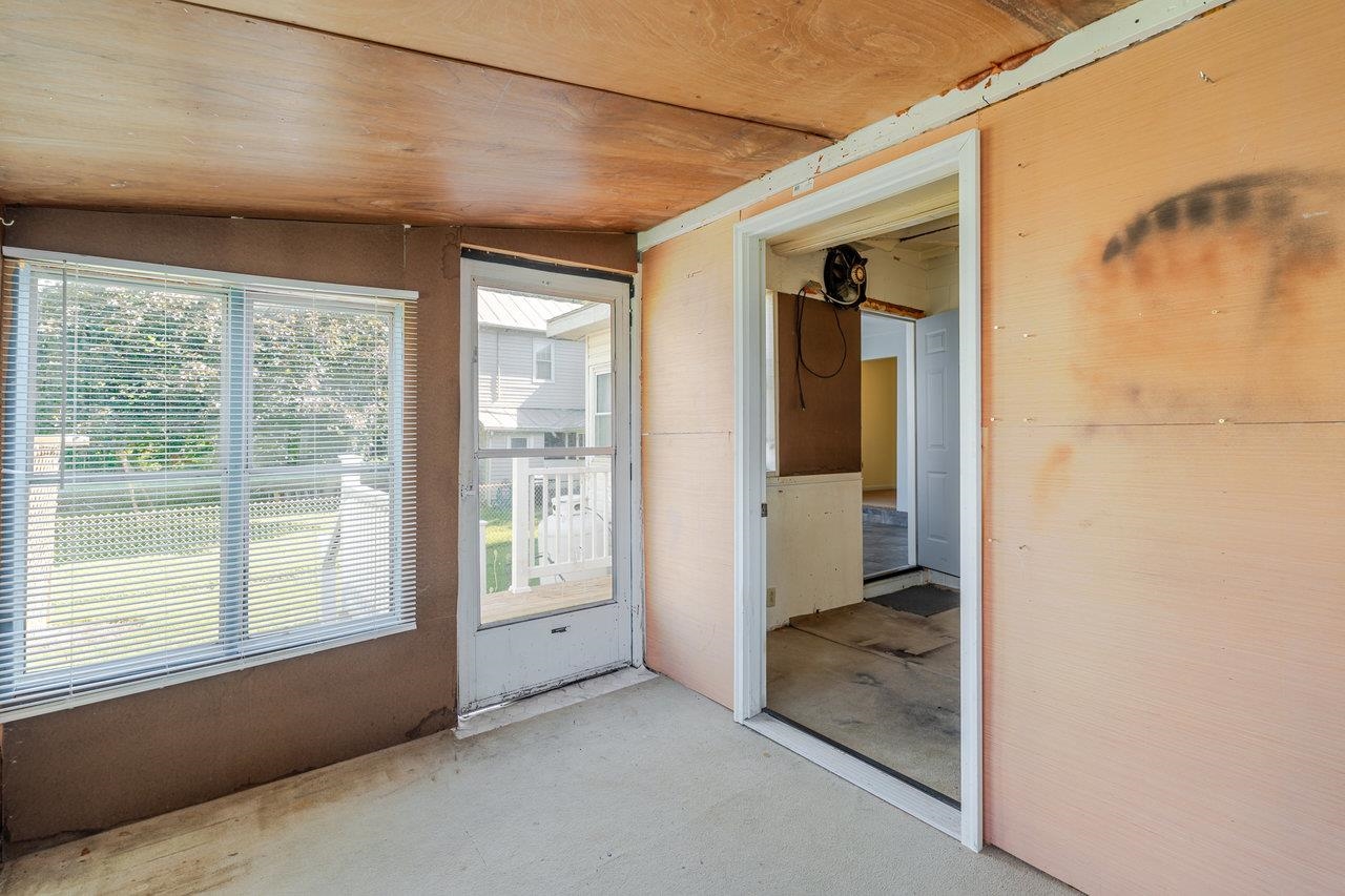 109 JACKSON AVE, ELKTON, Virginia 22827, 3 Bedrooms Bedrooms, ,1 BathroomBathrooms,Residential,109 JACKSON AVE,664333 MLS # 664333