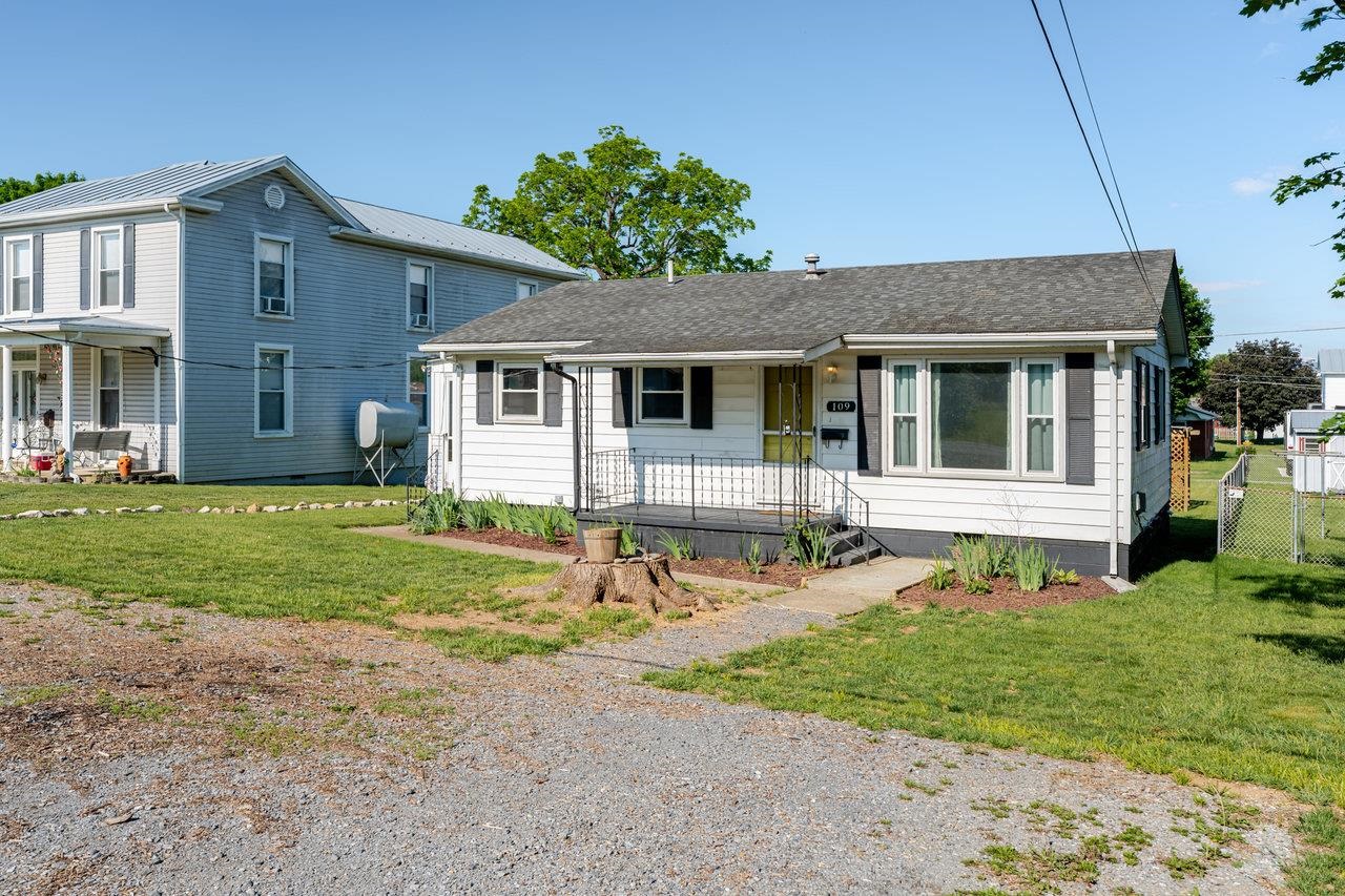 109 JACKSON AVE, ELKTON, Virginia 22827, 3 Bedrooms Bedrooms, ,1 BathroomBathrooms,Residential,109 JACKSON AVE,664333 MLS # 664333