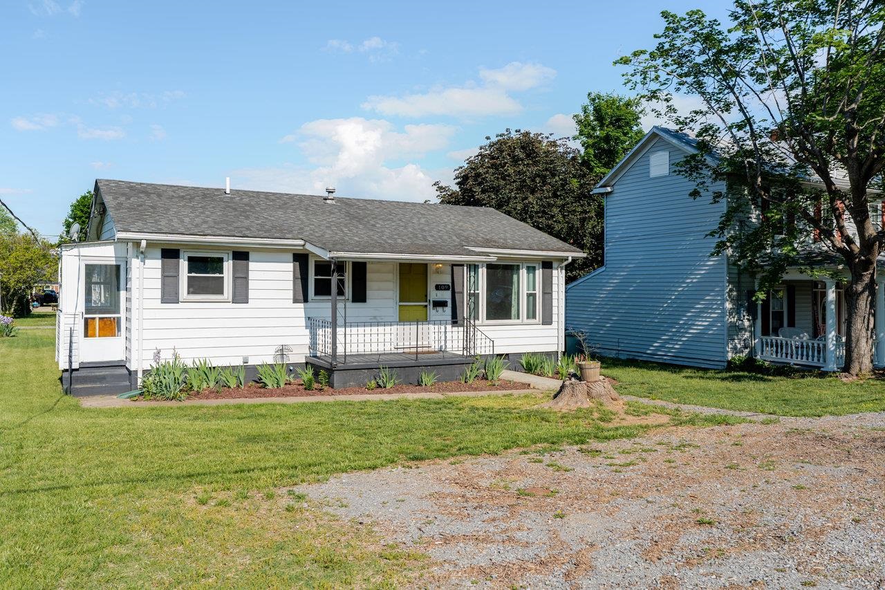 109 JACKSON AVE, ELKTON, Virginia 22827, 3 Bedrooms Bedrooms, ,1 BathroomBathrooms,Residential,109 JACKSON AVE,664333 MLS # 664333