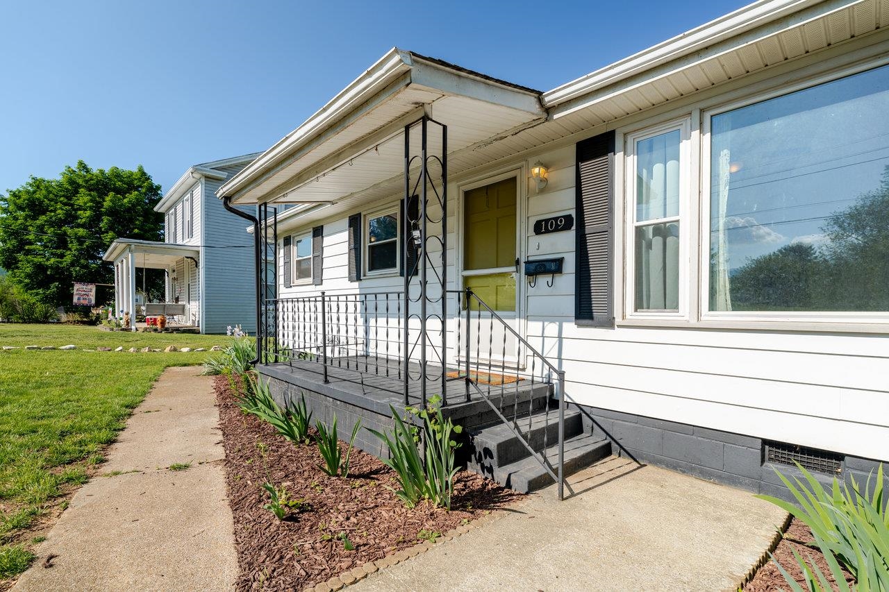 109 JACKSON AVE, ELKTON, Virginia 22827, 3 Bedrooms Bedrooms, ,1 BathroomBathrooms,Residential,109 JACKSON AVE,664333 MLS # 664333