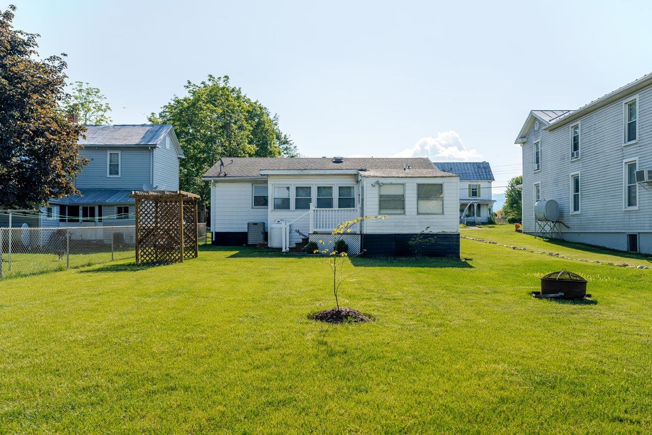 109 JACKSON AVE, ELKTON, Virginia 22827, 3 Bedrooms Bedrooms, ,1 BathroomBathrooms,Residential,109 JACKSON AVE,664333 MLS # 664333