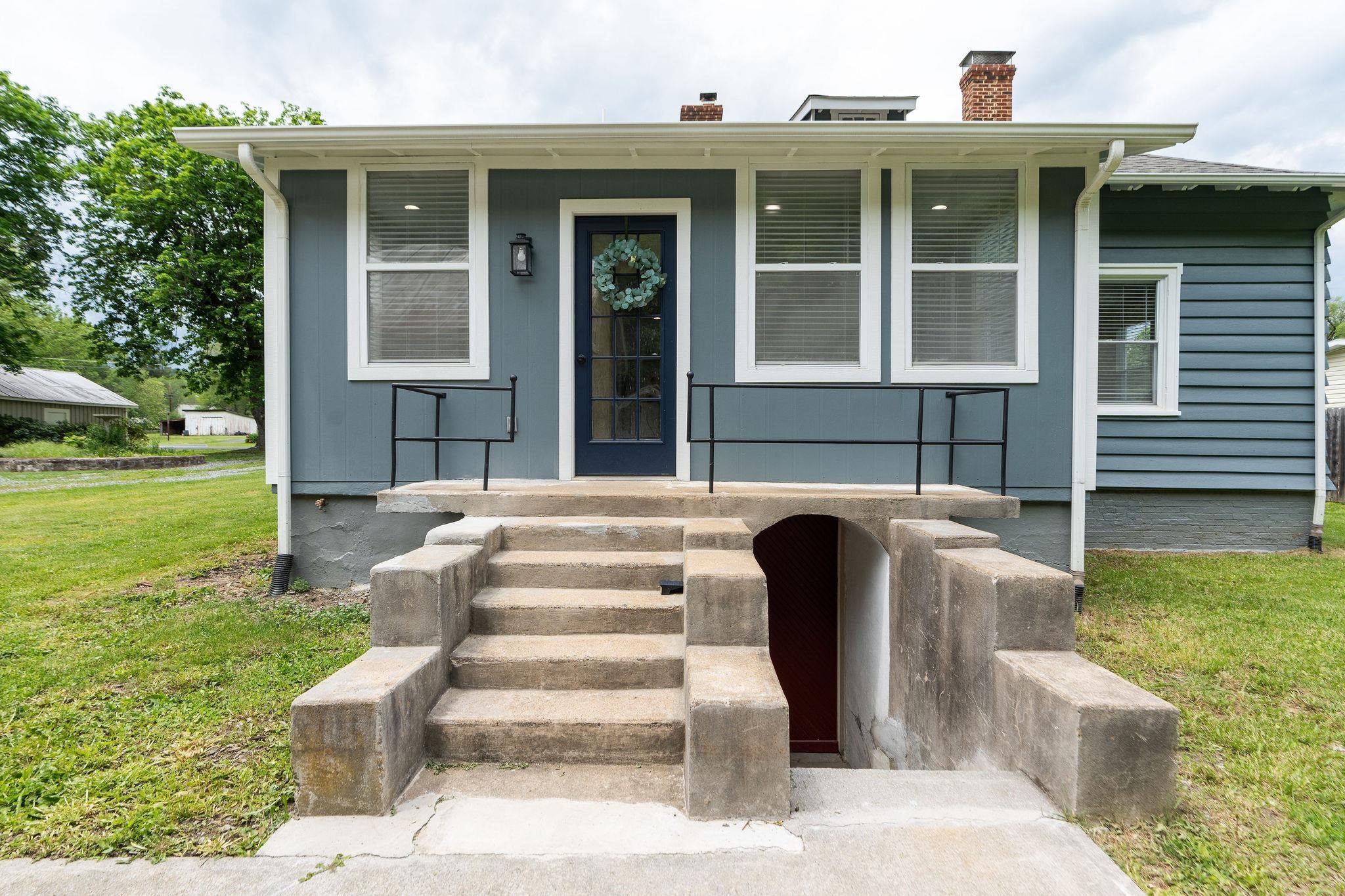 255 W RAILROAD AVE, CRAIGSVILLE, Virginia 24430, 3 Bedrooms Bedrooms, ,1 BathroomBathrooms,Residential,255 W RAILROAD AVE,664335 MLS # 664335