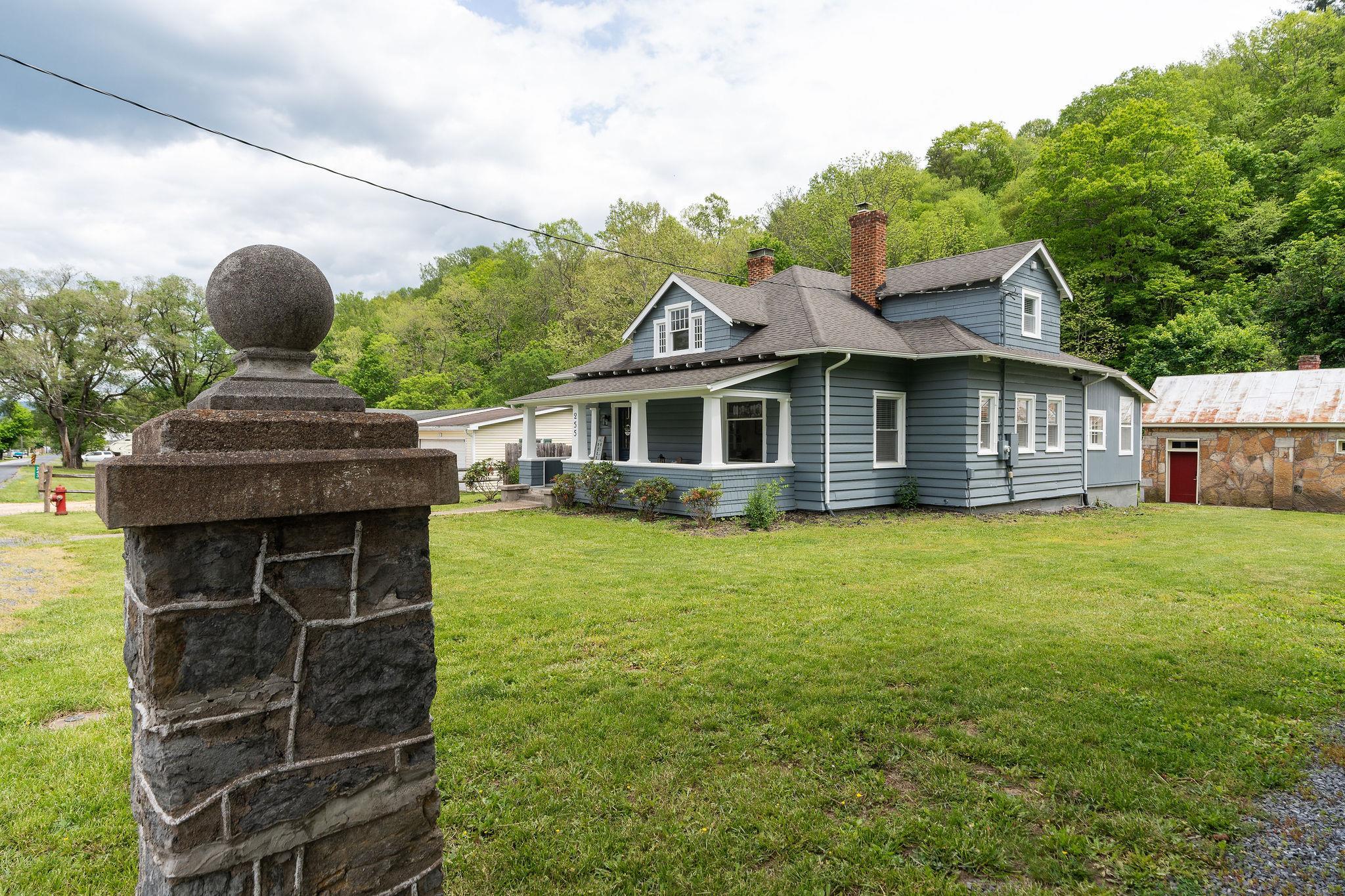 255 W RAILROAD AVE, CRAIGSVILLE, Virginia 24430, 3 Bedrooms Bedrooms, ,1 BathroomBathrooms,Residential,255 W RAILROAD AVE,664335 MLS # 664335