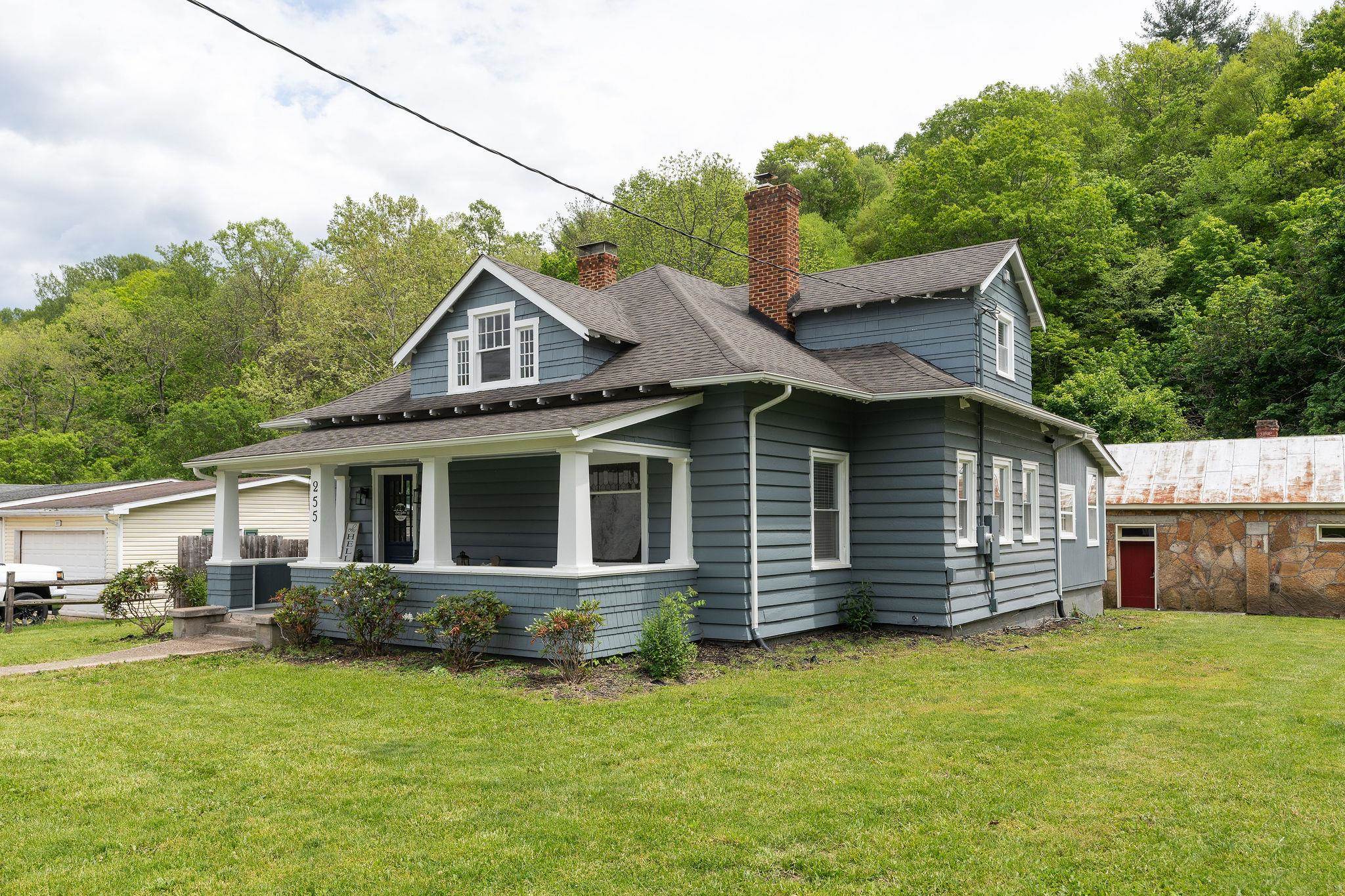 255 W RAILROAD AVE, CRAIGSVILLE, Virginia 24430, 3 Bedrooms Bedrooms, ,1 BathroomBathrooms,Residential,255 W RAILROAD AVE,664335 MLS # 664335
