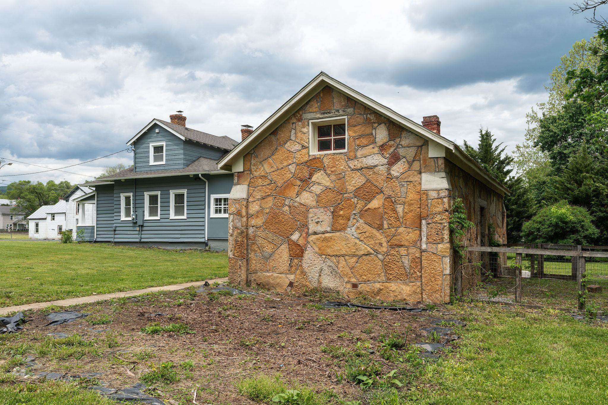 255 W RAILROAD AVE, CRAIGSVILLE, Virginia 24430, 3 Bedrooms Bedrooms, ,1 BathroomBathrooms,Residential,255 W RAILROAD AVE,664335 MLS # 664335