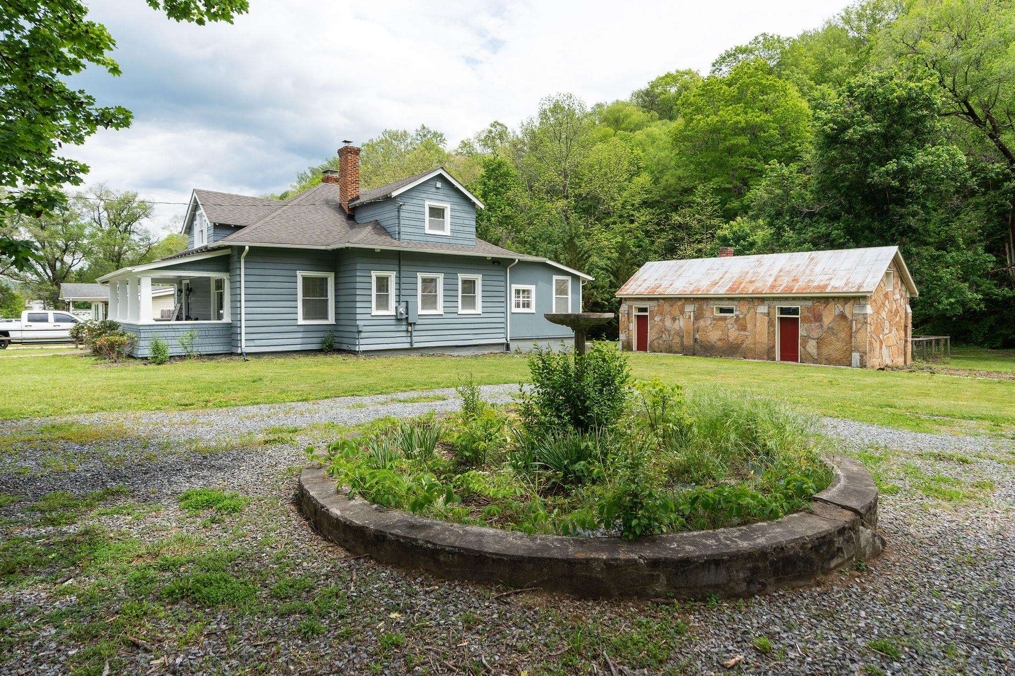 255 W RAILROAD AVE, CRAIGSVILLE, Virginia 24430, 3 Bedrooms Bedrooms, ,1 BathroomBathrooms,Residential,255 W RAILROAD AVE,664335 MLS # 664335