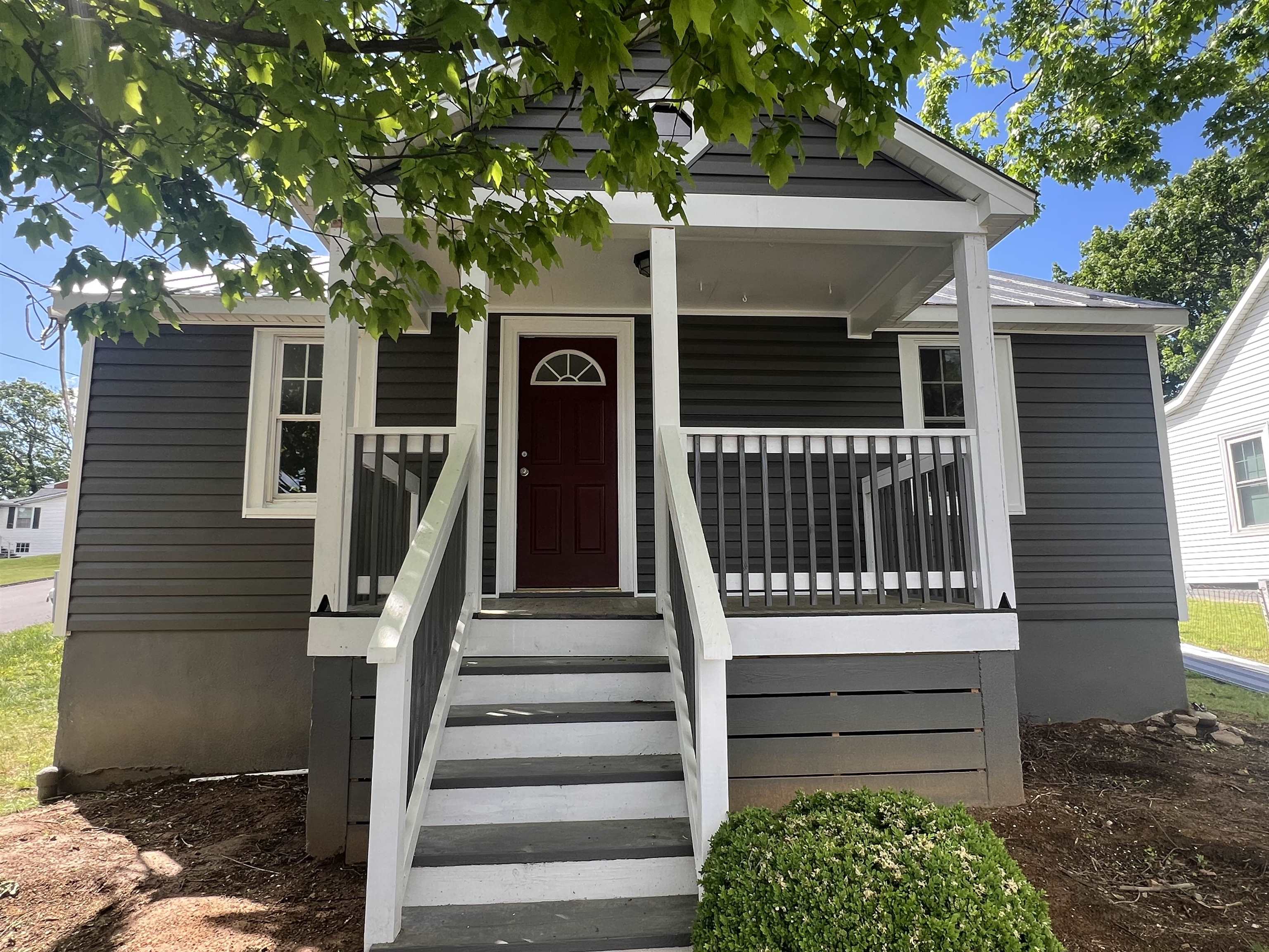 202 GRUBERT AVE, STAUNTON, Virginia 24401, 2 Bedrooms Bedrooms, ,1 BathroomBathrooms,Residential,202 GRUBERT AVE,664342 MLS # 664342