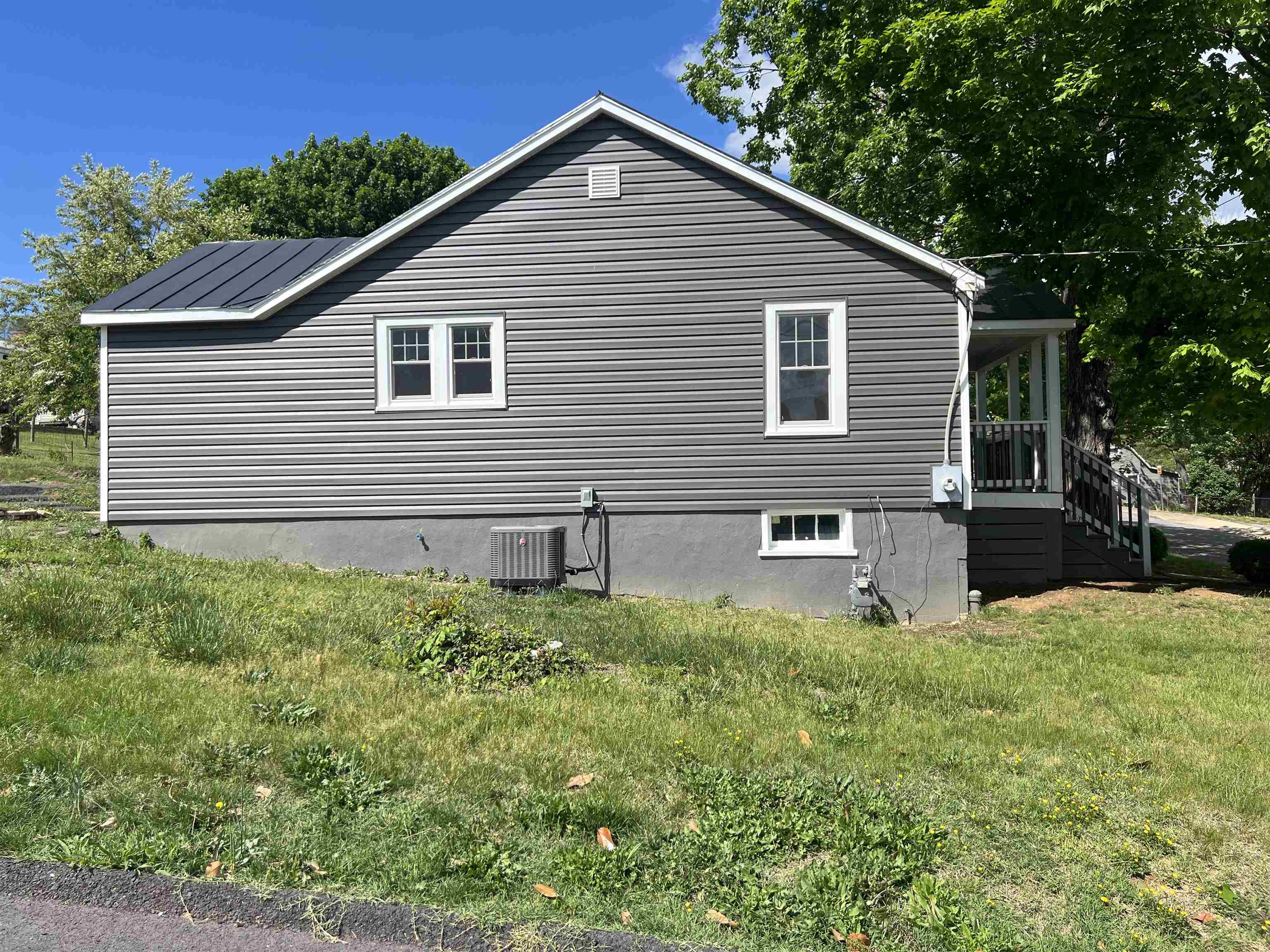 202 GRUBERT AVE, STAUNTON, Virginia 24401, 2 Bedrooms Bedrooms, ,1 BathroomBathrooms,Residential,202 GRUBERT AVE,664342 MLS # 664342