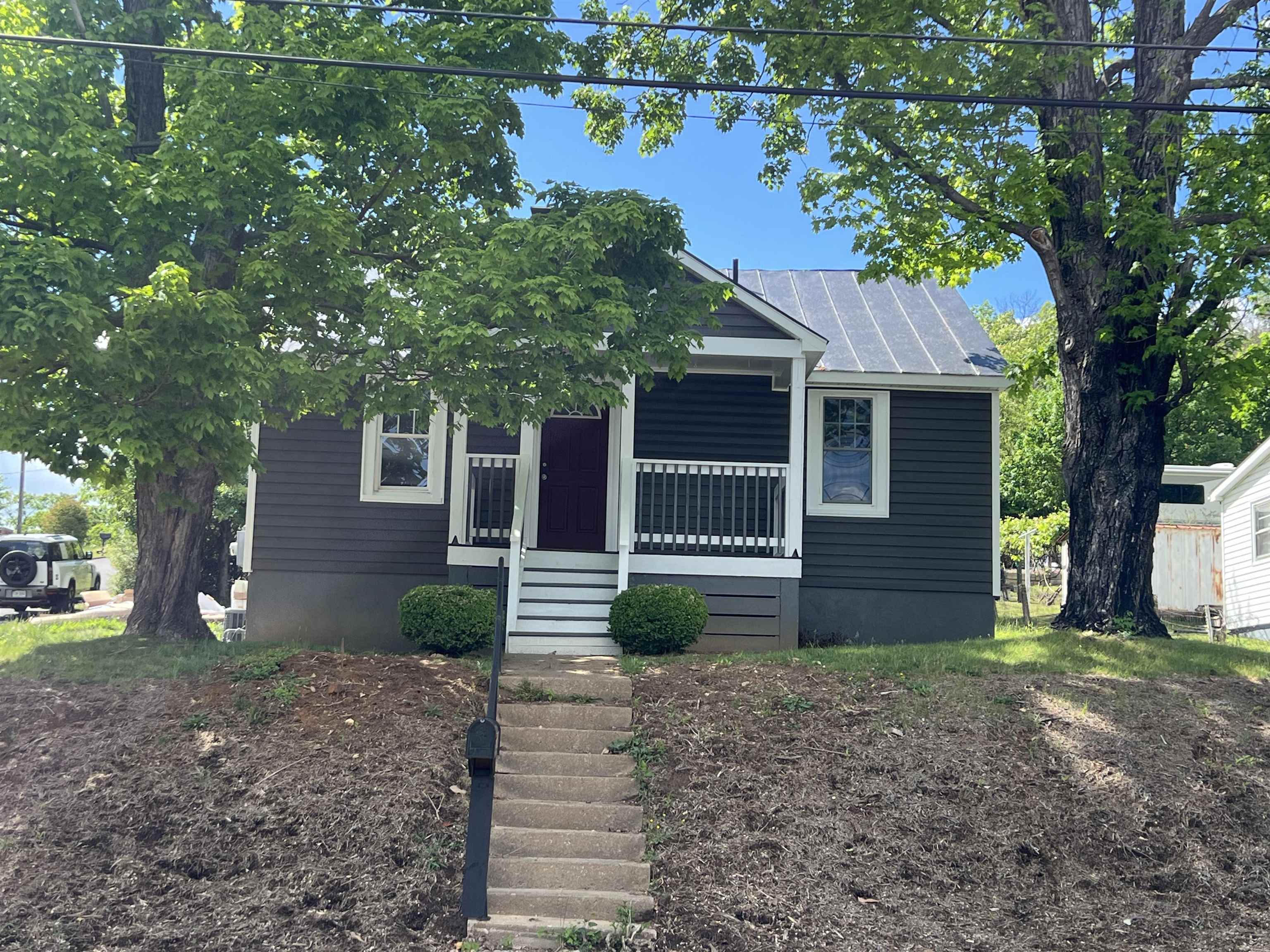 202 GRUBERT AVE, STAUNTON, Virginia 24401, 2 Bedrooms Bedrooms, ,1 BathroomBathrooms,Residential,202 GRUBERT AVE,664342 MLS # 664342