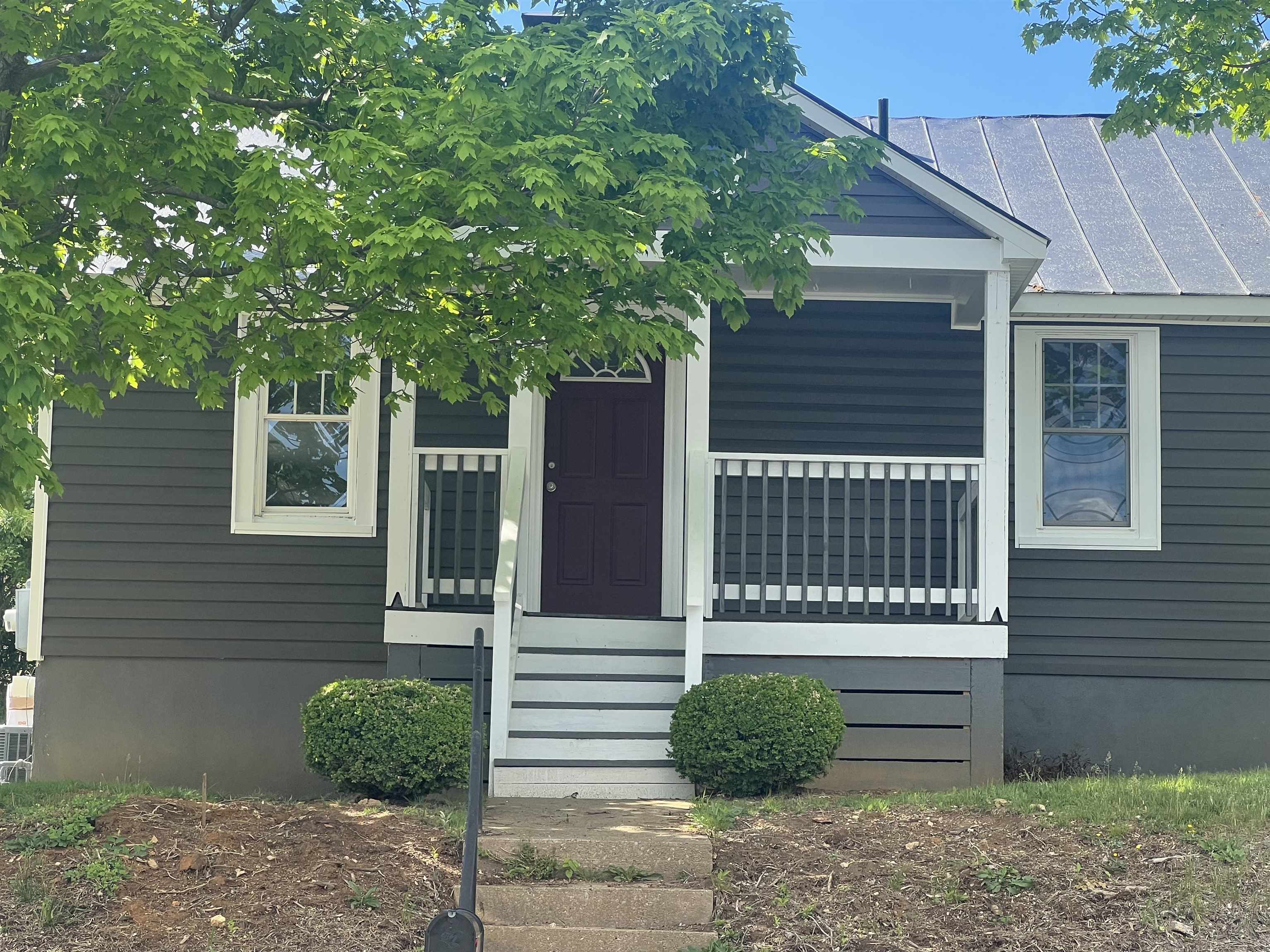 202 GRUBERT AVE, STAUNTON, Virginia 24401, 2 Bedrooms Bedrooms, ,1 BathroomBathrooms,Residential,202 GRUBERT AVE,664342 MLS # 664342