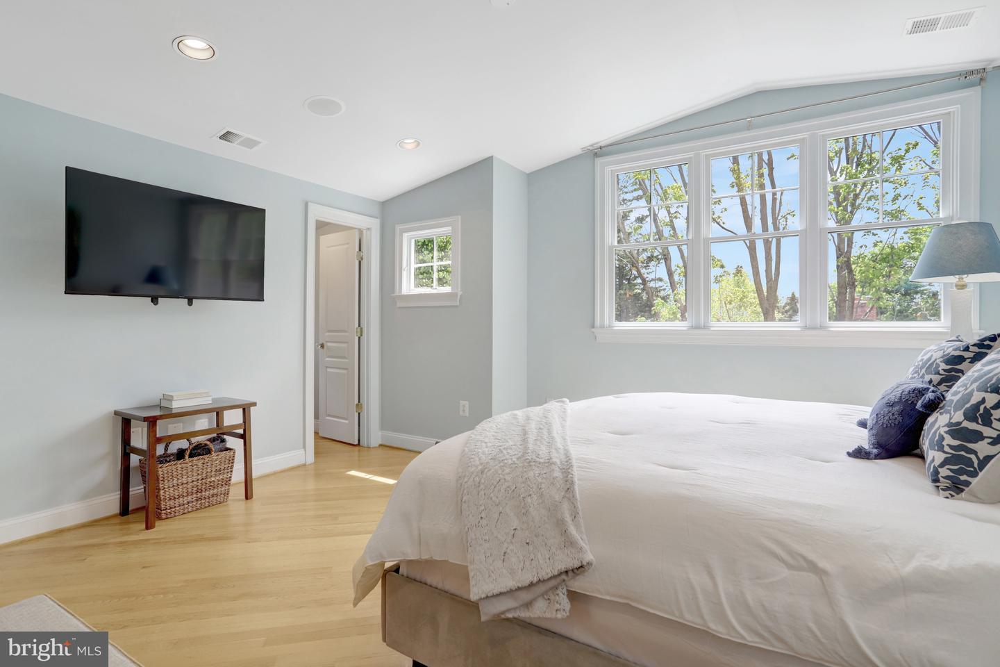 3002 2ND ST N, ARLINGTON, Virginia 22201, 4 Bedrooms Bedrooms, ,5 BathroomsBathrooms,Residential,For sale,3002 2ND ST N,VAAR2056712 MLS # VAAR2056712