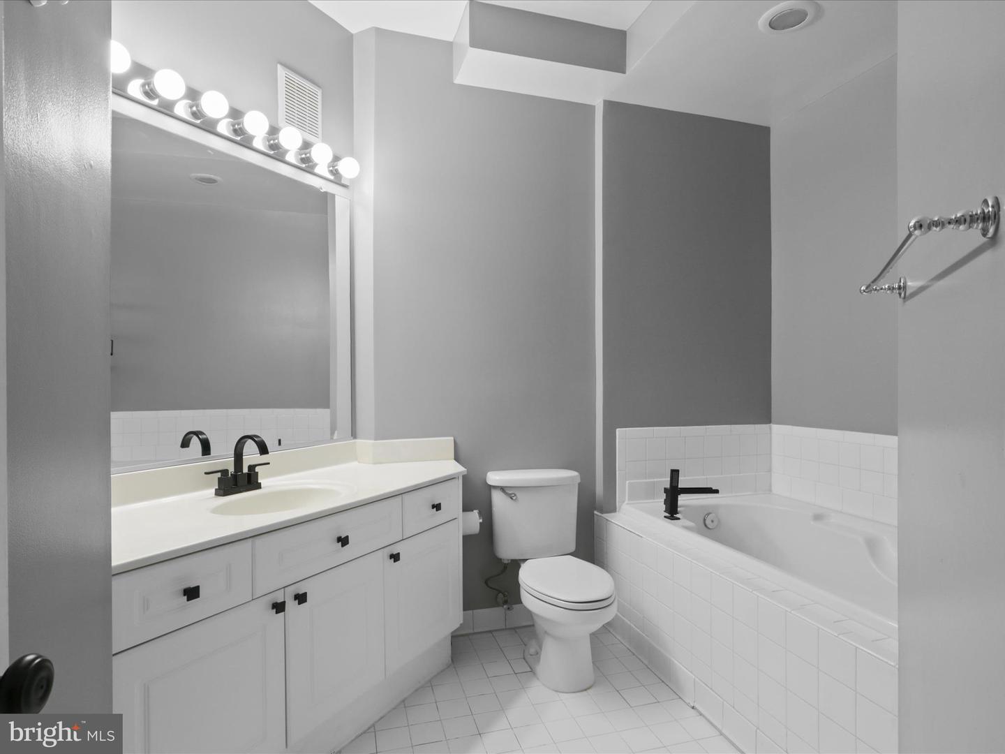 5982 FOUNDERS HILL CT #201, ALEXANDRIA, Virginia 22310, 2 Bedrooms Bedrooms, ,2 BathroomsBathrooms,Residential,For sale,5982 FOUNDERS HILL CT #201,VAFX2237404 MLS # VAFX2237404