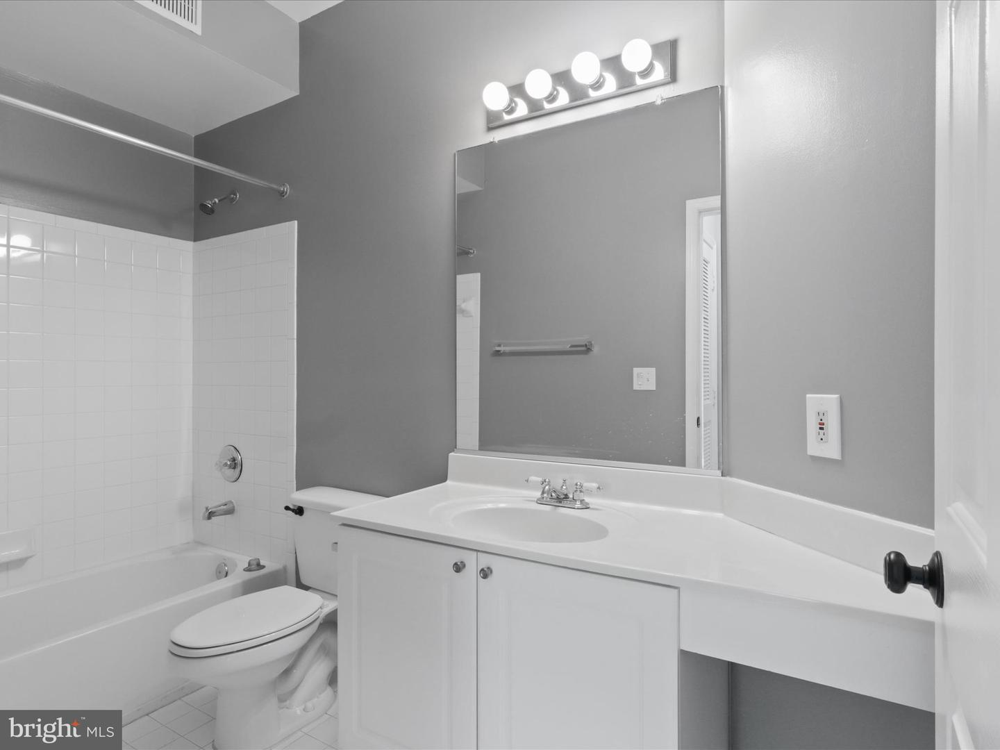 5982 FOUNDERS HILL CT #201, ALEXANDRIA, Virginia 22310, 2 Bedrooms Bedrooms, ,2 BathroomsBathrooms,Residential,For sale,5982 FOUNDERS HILL CT #201,VAFX2237404 MLS # VAFX2237404