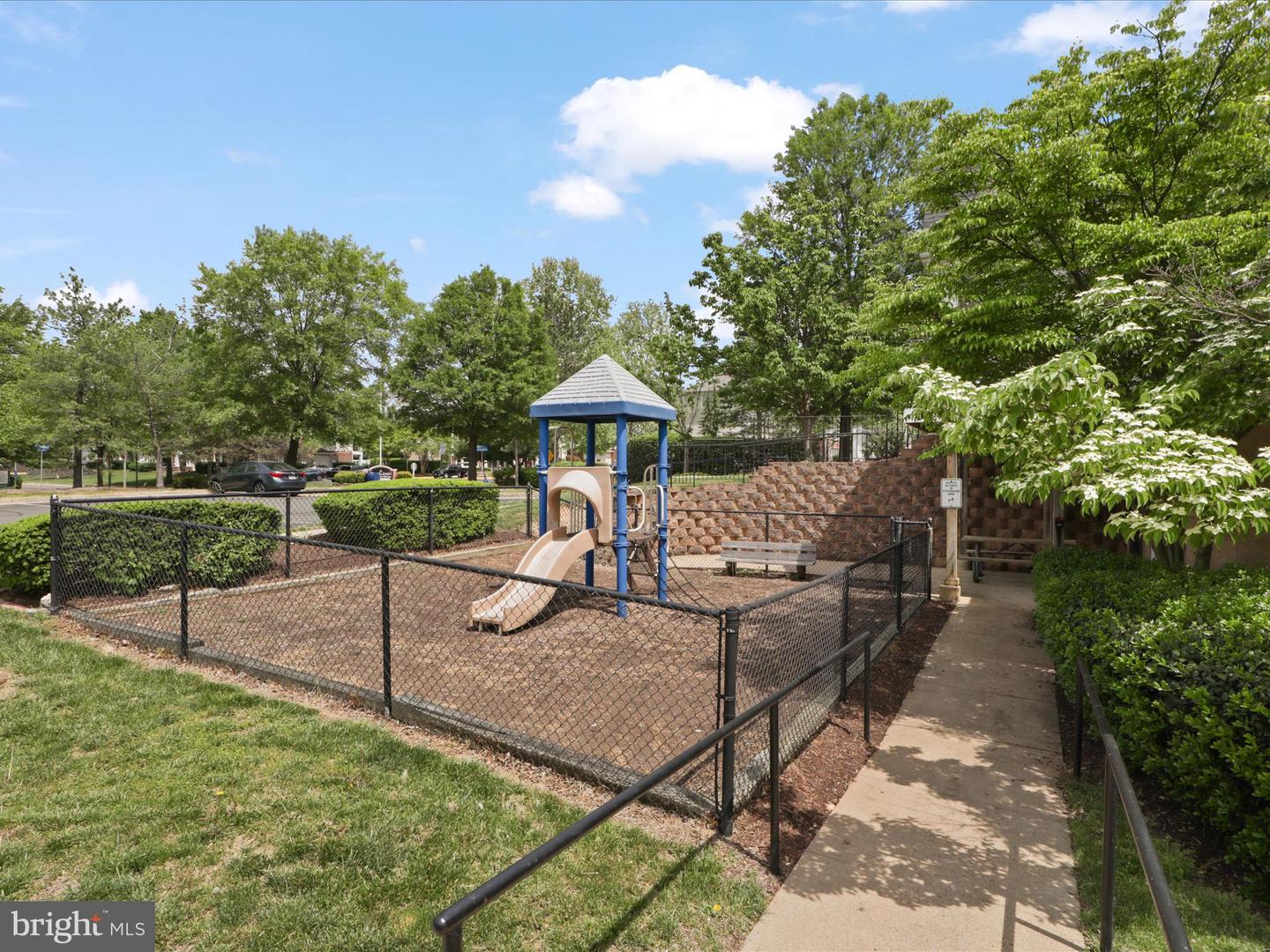 5982 FOUNDERS HILL CT #201, ALEXANDRIA, Virginia 22310, 2 Bedrooms Bedrooms, ,2 BathroomsBathrooms,Residential,For sale,5982 FOUNDERS HILL CT #201,VAFX2237404 MLS # VAFX2237404
