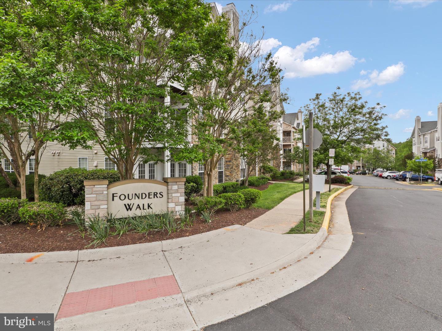 5982 FOUNDERS HILL CT #201, ALEXANDRIA, Virginia 22310, 2 Bedrooms Bedrooms, ,2 BathroomsBathrooms,Residential,For sale,5982 FOUNDERS HILL CT #201,VAFX2237404 MLS # VAFX2237404