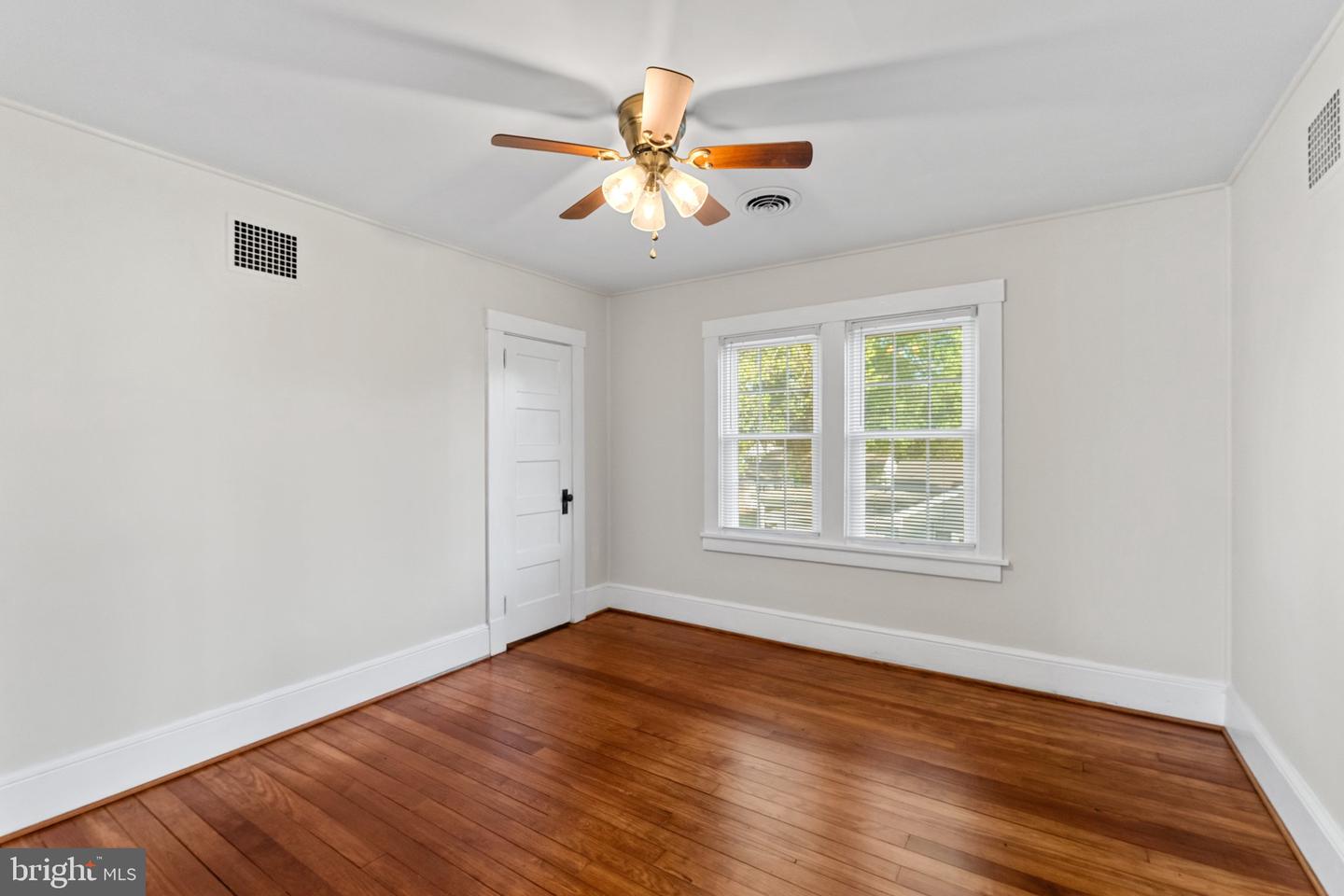 819 ESSEX ST, TAPPAHANNOCK, Virginia 22560, 4 Bedrooms Bedrooms, 7 Rooms Rooms,2 BathroomsBathrooms,Residential,For sale,819 ESSEX ST,VAES2000874 MLS # VAES2000874