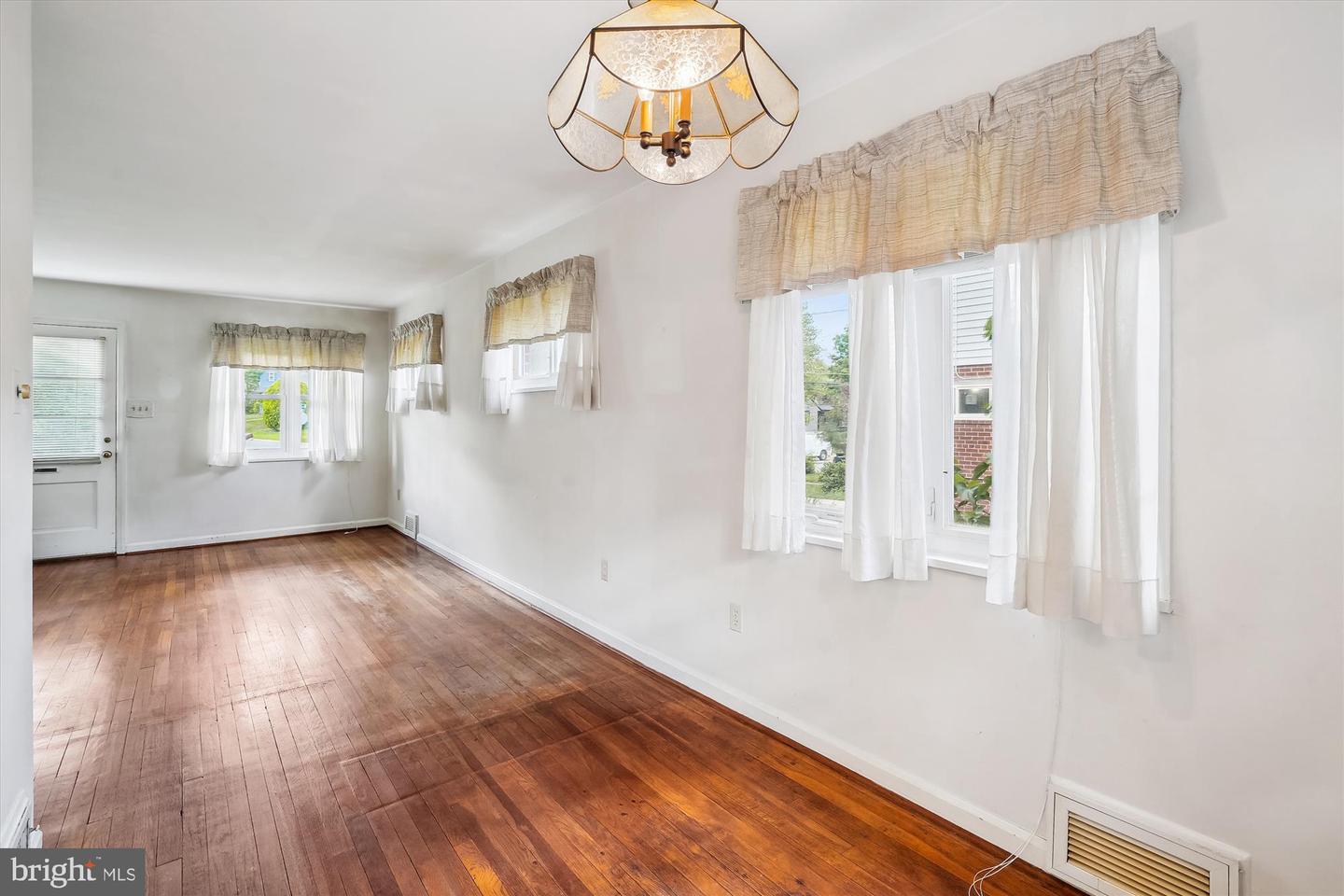 2001 ROLLINS DR, ALEXANDRIA, Virginia 22307, 3 Bedrooms Bedrooms, ,1 BathroomBathrooms,Residential,For sale,2001 ROLLINS DR,VAFX2238774 MLS # VAFX2238774