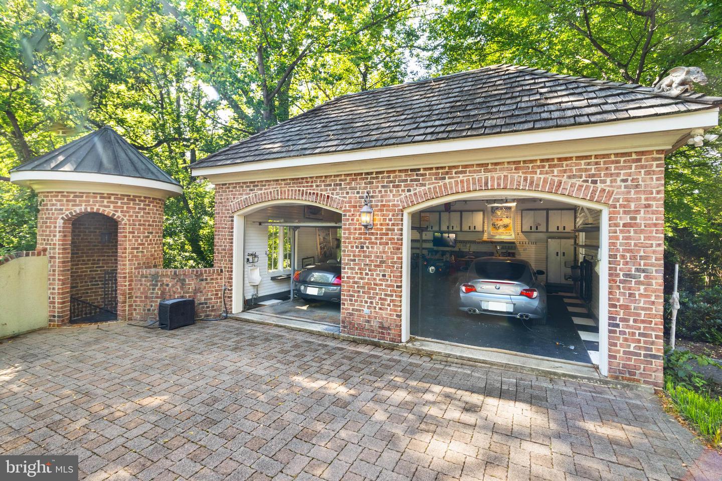 4015 N RANDOLPH ST, ARLINGTON, Virginia 22207, 6 Bedrooms Bedrooms, ,5 BathroomsBathrooms,Residential,For sale,4015 N RANDOLPH ST,VAAR2054114 MLS # VAAR2054114