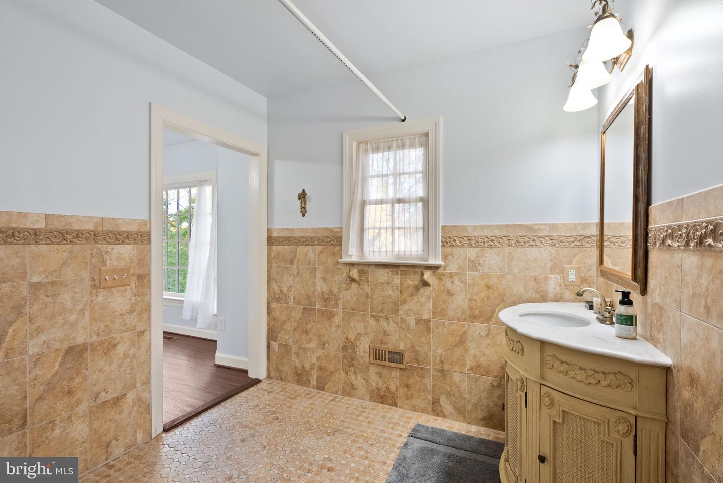 4015 N RANDOLPH ST, ARLINGTON, Virginia 22207, 6 Bedrooms Bedrooms, ,5 BathroomsBathrooms,Residential,For sale,4015 N RANDOLPH ST,VAAR2054114 MLS # VAAR2054114
