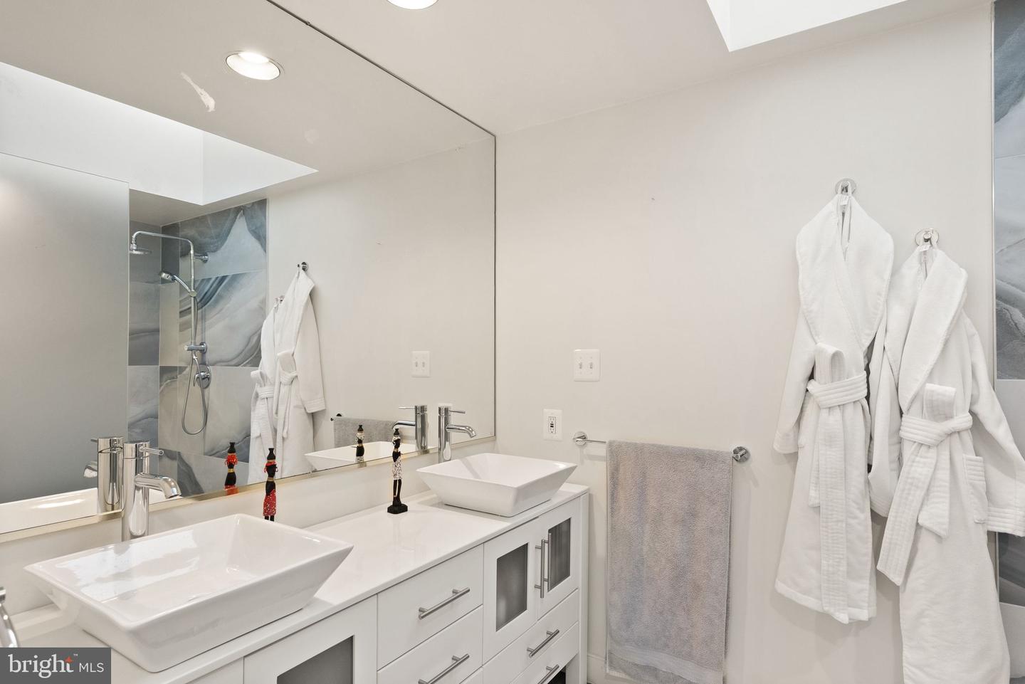 4015 N RANDOLPH ST, ARLINGTON, Virginia 22207, 6 Bedrooms Bedrooms, ,5 BathroomsBathrooms,Residential,For sale,4015 N RANDOLPH ST,VAAR2054114 MLS # VAAR2054114