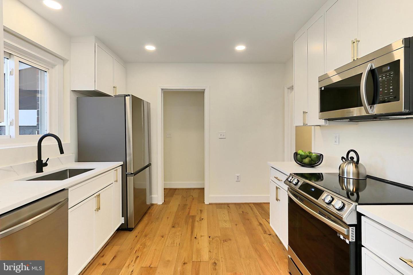 5613 5TH RD S, ARLINGTON, Virginia 22204, 3 Bedrooms Bedrooms, 7 Rooms Rooms,2 BathroomsBathrooms,Residential,For sale,5613 5TH RD S,VAAR2054186 MLS # VAAR2054186