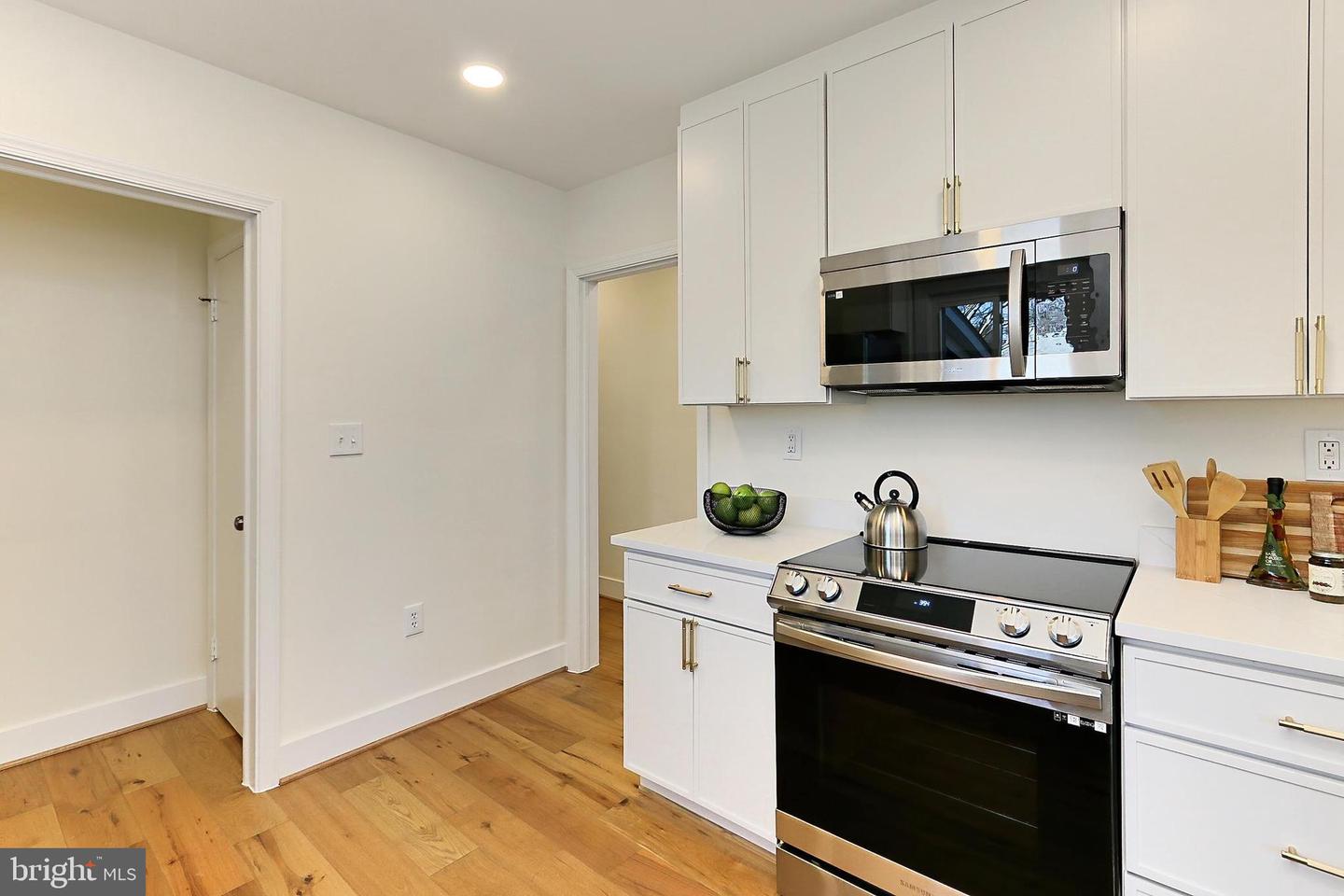 5613 5TH RD S, ARLINGTON, Virginia 22204, 3 Bedrooms Bedrooms, 7 Rooms Rooms,2 BathroomsBathrooms,Residential,For sale,5613 5TH RD S,VAAR2054186 MLS # VAAR2054186