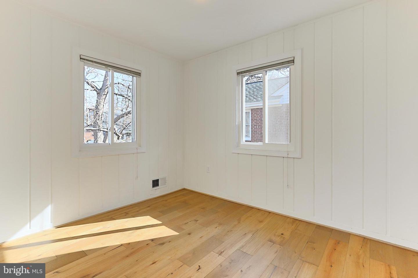 5613 5TH RD S, ARLINGTON, Virginia 22204, 3 Bedrooms Bedrooms, 7 Rooms Rooms,2 BathroomsBathrooms,Residential,For sale,5613 5TH RD S,VAAR2054186 MLS # VAAR2054186