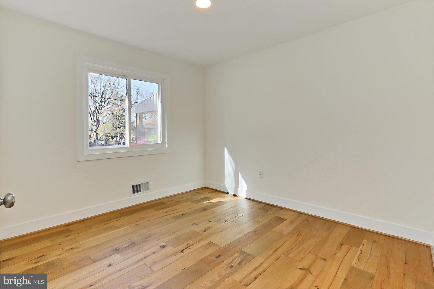 5613 5TH RD S, ARLINGTON, Virginia 22204, 3 Bedrooms Bedrooms, 7 Rooms Rooms,2 BathroomsBathrooms,Residential,For sale,5613 5TH RD S,VAAR2054186 MLS # VAAR2054186