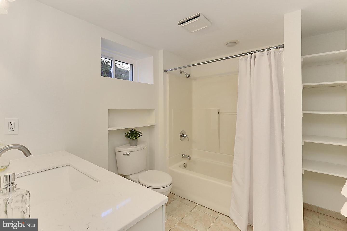 5613 5TH RD S, ARLINGTON, Virginia 22204, 3 Bedrooms Bedrooms, 7 Rooms Rooms,2 BathroomsBathrooms,Residential,For sale,5613 5TH RD S,VAAR2054186 MLS # VAAR2054186