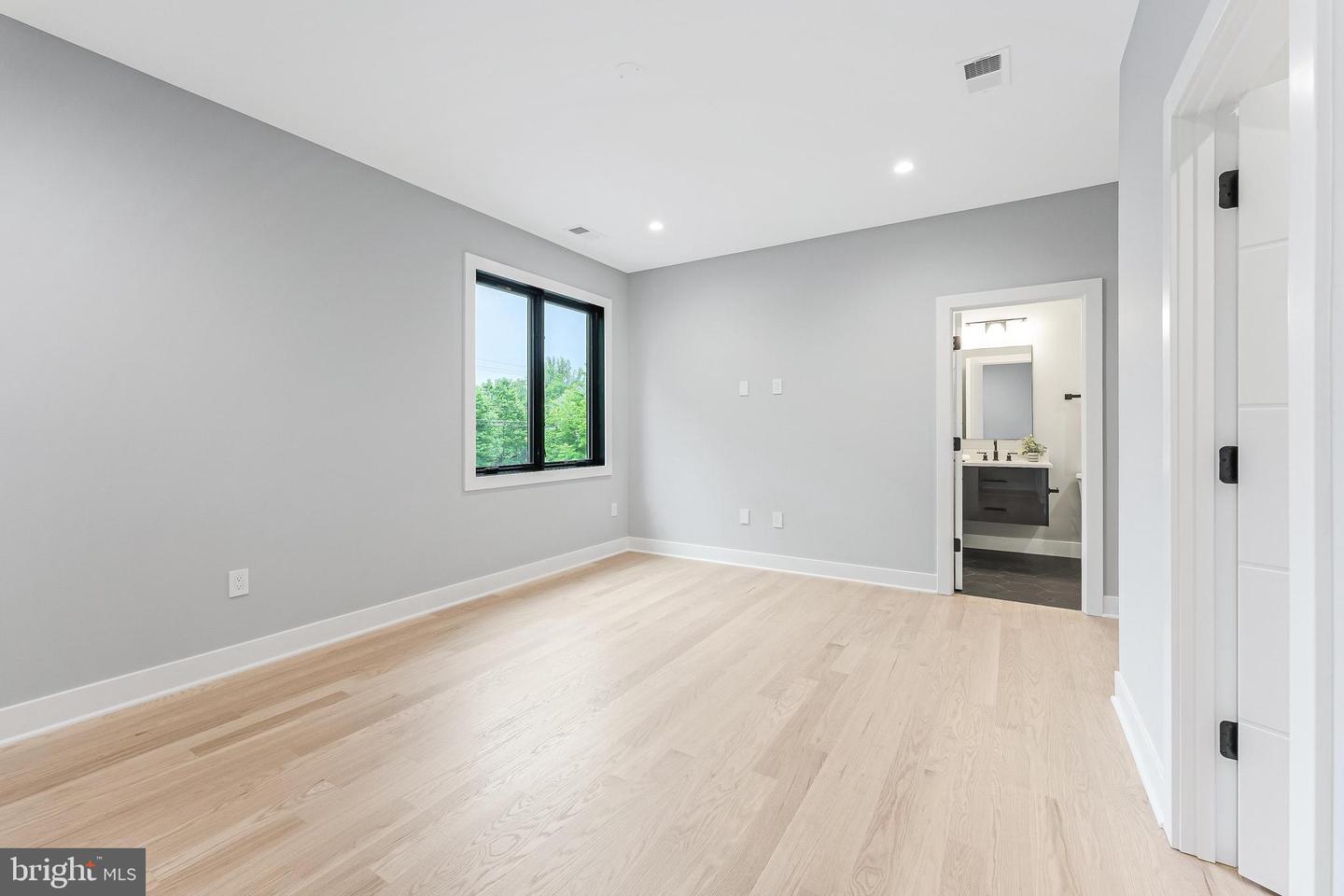 1052 BALLS HILL RD, MCLEAN, Virginia 22101, 6 Bedrooms Bedrooms, ,6 BathroomsBathrooms,Residential,For sale,1052 BALLS HILL RD,VAFX2228376 MLS # VAFX2228376