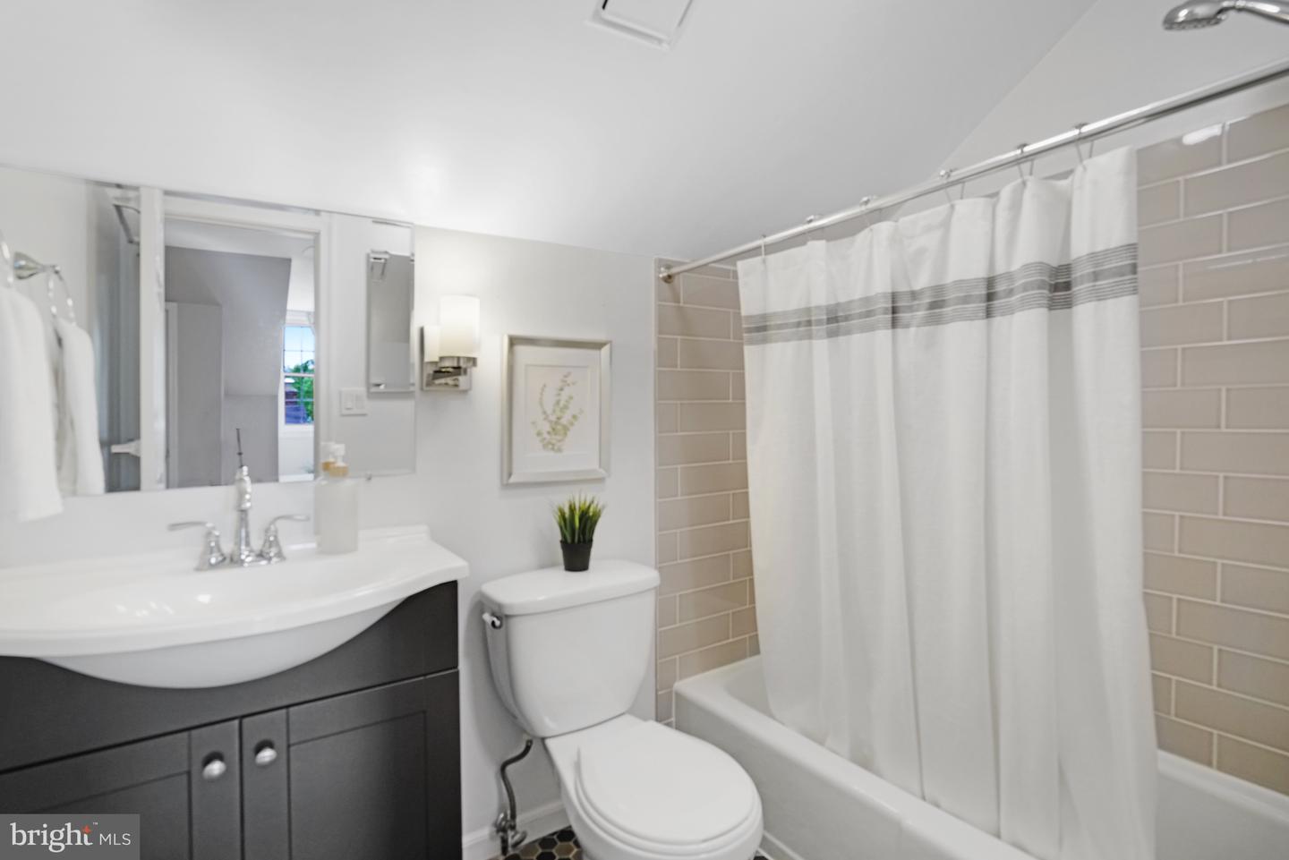 1948 N CLEVELAND ST, ARLINGTON, Virginia 22201, 2 Bedrooms Bedrooms, ,2 BathroomsBathrooms,Residential,For sale,1948 N CLEVELAND ST,VAAR2055014 MLS # VAAR2055014