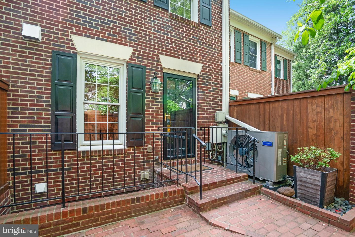 1948 N CLEVELAND ST, ARLINGTON, Virginia 22201, 2 Bedrooms Bedrooms, ,2 BathroomsBathrooms,Residential,For sale,1948 N CLEVELAND ST,VAAR2055014 MLS # VAAR2055014