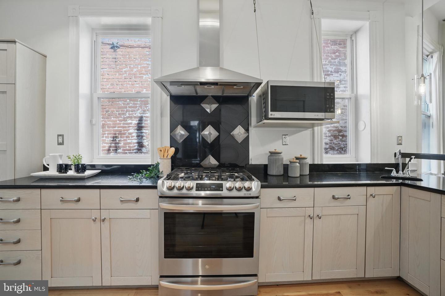 136 R ST NE, WASHINGTON, District Of Columbia 20002, 3 Bedrooms Bedrooms, ,3 BathroomsBathrooms,Residential,For sale,136 R ST NE,DCDC2192938 MLS # DCDC2192938