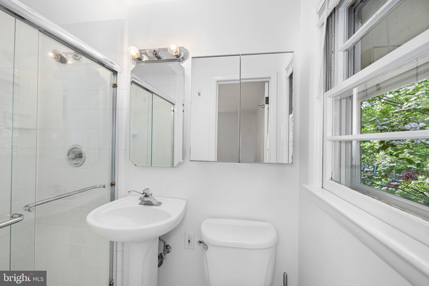 4016 N RICHMOND ST, ARLINGTON, Virginia 22207, 4 Bedrooms Bedrooms, ,3 BathroomsBathrooms,Residential,For sale,4016 N RICHMOND ST,VAAR2056180 MLS # VAAR2056180